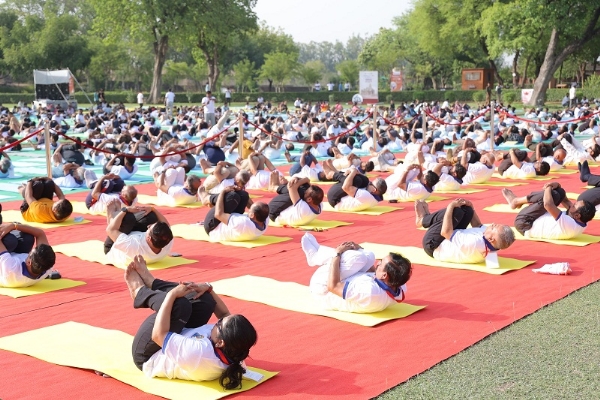खजुराहो में योग दिवस के काउंटडाउन महोत्सव में योग करते हुए खजुराहो में योग दिवस के काउंटडाउन महोत्सव में योग करते हुए