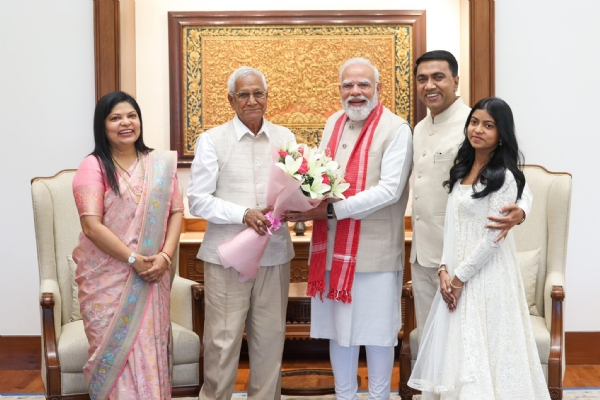 गोवा के मुख्यमंत्री प्रमोद सावंत बुधवार को नई दिल्ली में परिवार सहित प्रधानमंत्री नरेन्द्र मोदी से मुलाकात के दौरान गोवा के मुख्यमंत्री प्रमोद सावंत बुधवार को नई दिल्ली में परिवार सहित प्रधानमंत्री नरेन्द्र मोदी से मुलाकात के दौरान