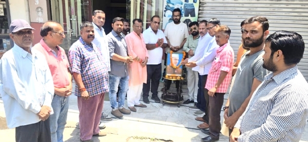 श्रद्धासुमन अर्पित करते कांग्रेसी श्रद्धासुमन अर्पित करते कांग्रेसी