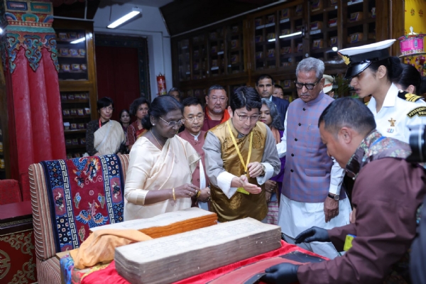 भारतकी राष्ट्रपतिले नामग्याल इन्स्टिट्यूट अफ टिबेटोलोजीको भ्रमण गरिन्