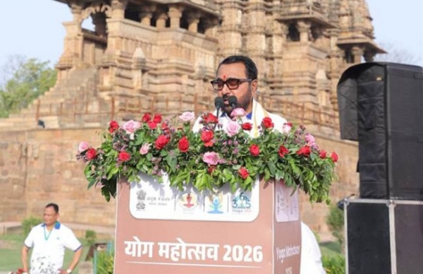 खजुराहो में योग दिवस के काउंटडाउन महोत्सव को संबोधित करते हुए केन्द्रीय आयुष मंत्री जाधव खजुराहो में योग दिवस के काउंटडाउन महोत्सव को संबोधित करते हुए केन्द्रीय आयुष मंत्री जाधव