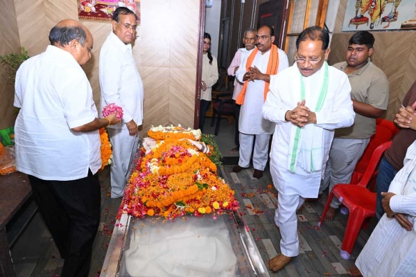 मुख्यमंत्री साय   स्व. रूपनारायण सिन्हा को  श्रद्धांजलि देते हुए