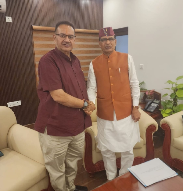 दिल्ली में केंद्रीय कृषि मंत्री से भेंट करते कृषि मंत्री गणेश जोशी