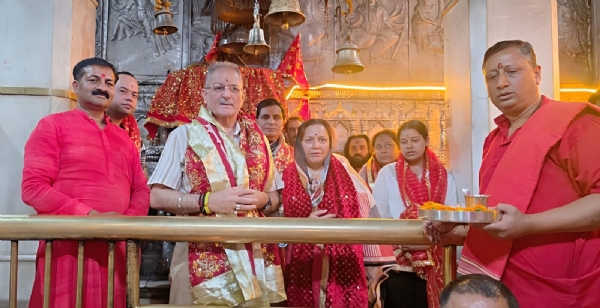 मां ज्वालामुखी मंदिर में राज्यपाल पत्नी संग पूजा अर्चना करते हुए। मां ज्वालामुखी मंदिर में राज्यपाल पत्नी संग पूजा अर्चना करते हुए।