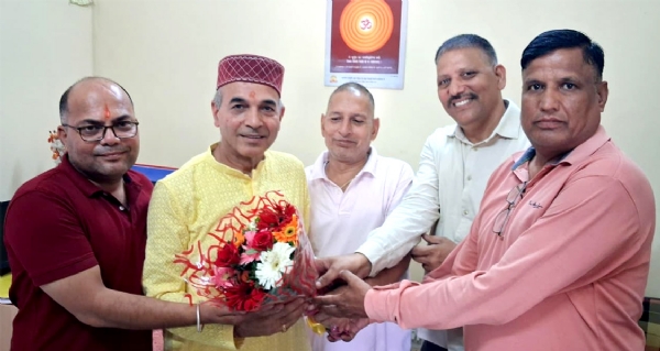 पद भार ग्रहण करने पर बधाई देते हुए