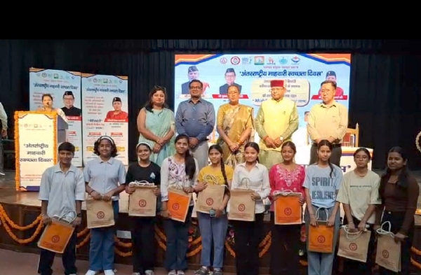 सर्वे चौक स्थित आईआरडीटी सभागार में आयोजित जागरूकता एवं प्रशिक्षण शिविर में कैबिनेट मंत्री रेखा आर्या सहित अन्य।