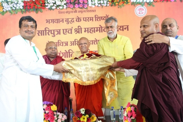 भोपाल से भगवान बुद्ध के परम शिष्यों के पवित्र अस्थि अवशेष रवाना करते हुए