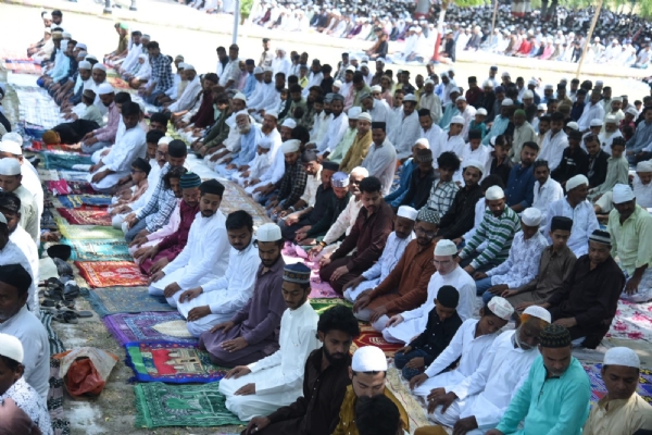 लखनऊ में बकरीद त्योहार पर नमाज अदा करते मुस्लिम समाज के लोग लखनऊ में बकरीद त्योहार पर नमाज अदा करते मुस्लिम समाज के लोग