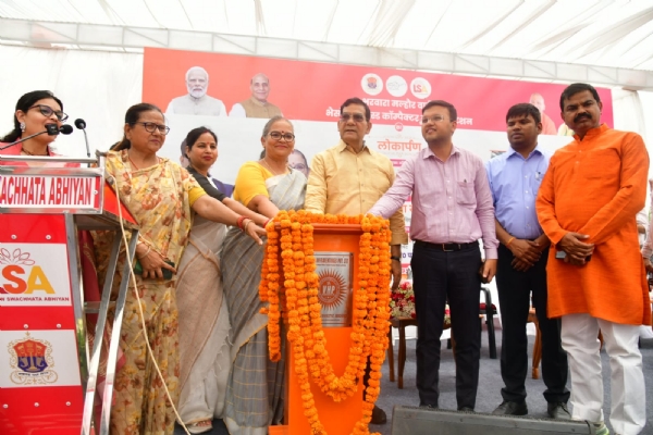 प्लांट का उद्घाटन करते मंत्री एके शर्मा और महापौर सुषमा खर्कवाल प्लांट का उद्घाटन करते मंत्री एके शर्मा और महापौर सुषमा खर्कवाल