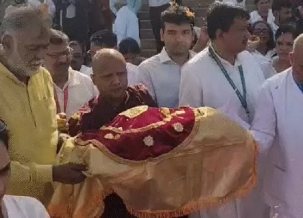 सांची से भगवान बुद्ध के परम शिष्यों के अस्थि कलश रवाना करते हुए सांची से भगवान बुद्ध के परम शिष्यों के अस्थि कलश रवाना करते हुए