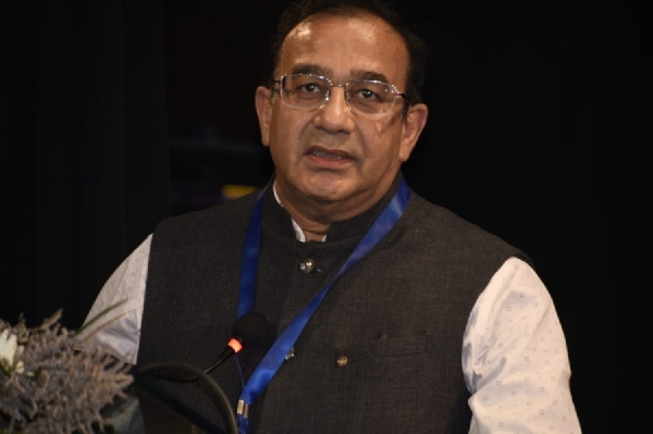 सदानीरा समागम को संबोधित करते हुए वैज्ञानिक डॉ. प्रकाश चौहान