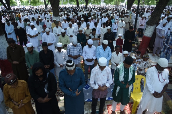 लखनऊ में बकरीद त्योहार पर नमाज अदा करते मुस्लिम समाज के लोग लखनऊ में बकरीद त्योहार पर नमाज अदा करते मुस्लिम समाज के लोग
