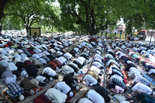 लखनऊ में बकरीद त्योहार पर नमाज अदा करते मुस्लिम समाज के लोग लखनऊ में बकरीद त्योहार पर नमाज अदा करते मुस्लिम समाज के लोग