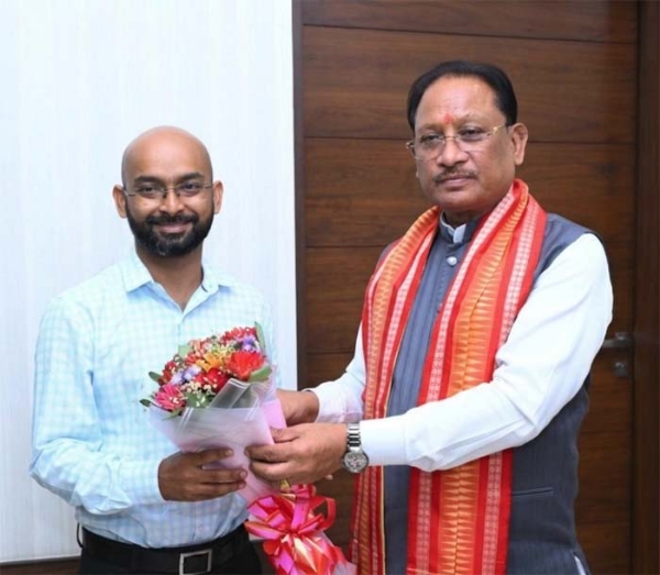 मुख्यमंत्री साय से आईएफएस के लिए चयनित अजय गुप्ता मुलाकात करते हुए