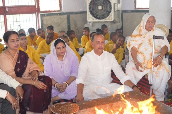 पिता स्वर्गीय इंद्राज सिंह की पुण्यतिथि के अवसर यज्ञ करते दिल्ली के समाज कल्याण मंत्री रविंद्र इंद्राज सिंह पिता स्वर्गीय इंद्राज सिंह की पुण्यतिथि के अवसर यज्ञ करते दिल्ली के समाज कल्याण मंत्री रविंद्र इंद्राज सिंह