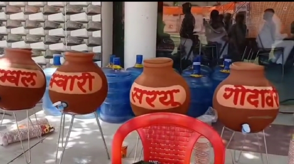 फोटो । नदियों के नाम वाले मटके बने आकर्षण का केंद्र फोटो । नदियों के नाम वाले मटके बने आकर्षण का केंद्र
