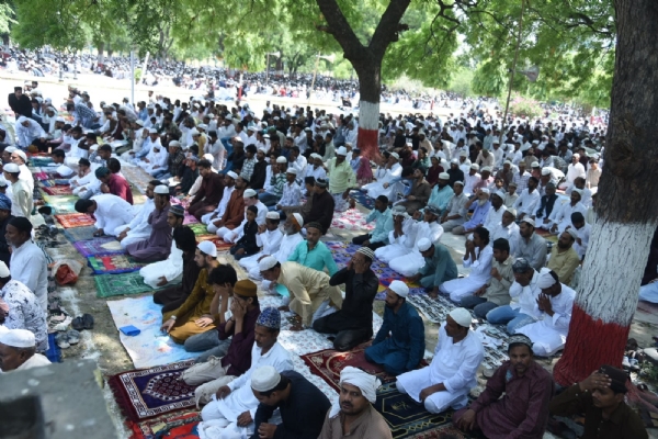 लखनऊ में बकरीद त्योहार पर नमाज अदा करते मुस्लिम समाज के लोग लखनऊ में बकरीद त्योहार पर नमाज अदा करते मुस्लिम समाज के लोग