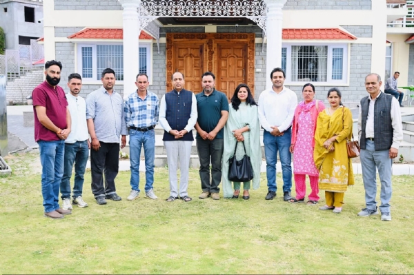 अपने आवास में मिलने आए जनप्रतिनिधियों के साथ जयराम ठाकुर।
