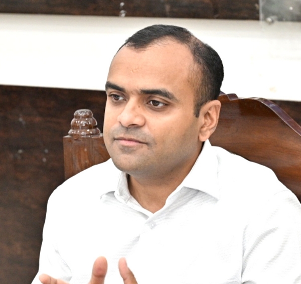 बैठक लेते डीएम बैठक लेते डीएम