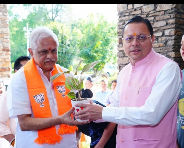 मुख्यमंत्री राष्ट्रीय संगठन महामंत्री बीएल संतोष का स्वागत करते  हुए।