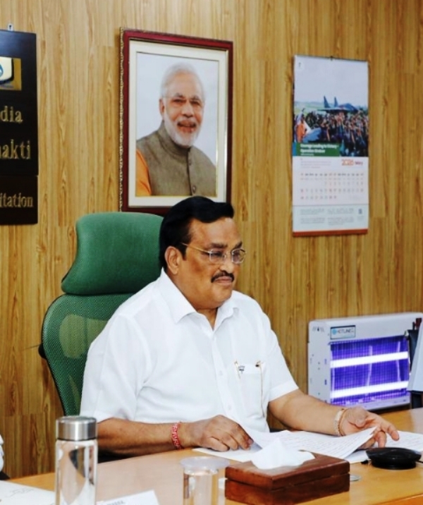 केंद्रीय जलशक्ति मंत्री सीआर पाटिल  शुक्रवार को मीडिया से बातचीत करते हुए