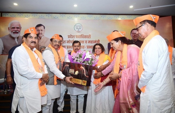 बैठक में राष्ट्रीय अध्यक्ष का स्वागत करते हुए। बैठक में राष्ट्रीय अध्यक्ष का स्वागत करते हुए।