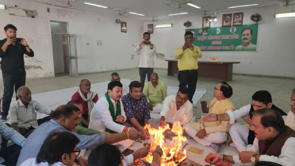 रालोद कार्यालय पर हवन करते कार्यकर्ता