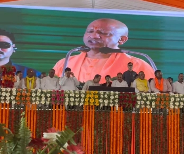 कार्यक्रम को संबोधित करते मुख्यमंत्री योगी कार्यक्रम को संबोधित करते मुख्यमंत्री योगी