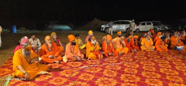 जूना अखाड़े की बैठक में मौजूद संत