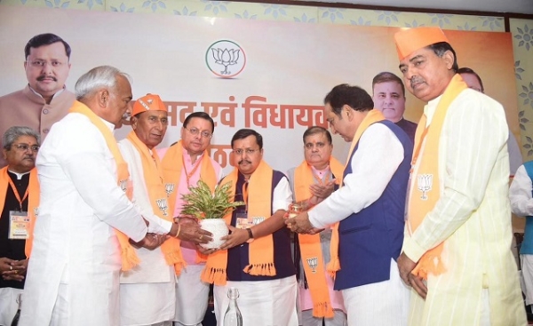 भारतीय जनता पार्टी (भाजपा) के राष्ट्रीय अध्यक्ष नितिन नबीन को विधायक पौधा भेंट करते बैठक में।