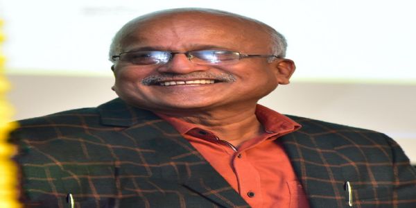 सामान्यस्य स्थाने विशिष्टस्य चिन्तां करोति पत्रकारिता