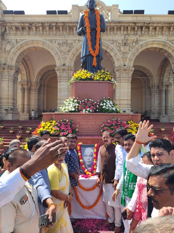 चौधरी चरण सिंह की प्रतिमा के समक्ष पुष्पांजलि करते रालोद कार्यकर्ता