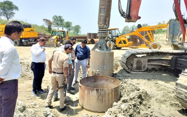 कार्यों का निरीक्षण करते हुए