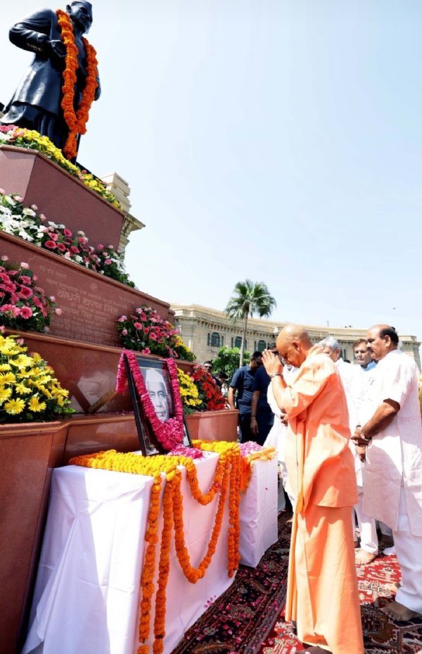 चौधरी चरण सिंह की प्रतिमा पर पुष्पांजलि