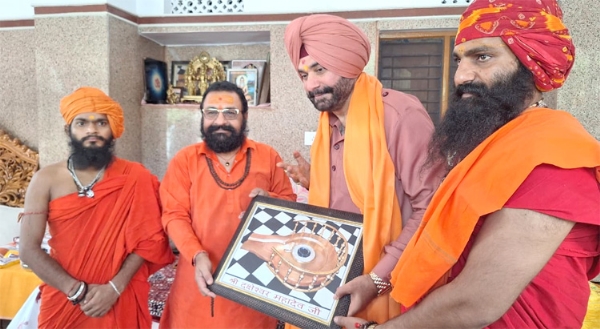 आशावारद लेते हुए