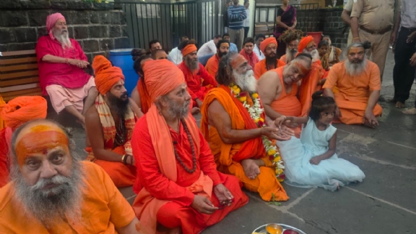 जूना अखाड़े की बैठक में उपस्थित संत