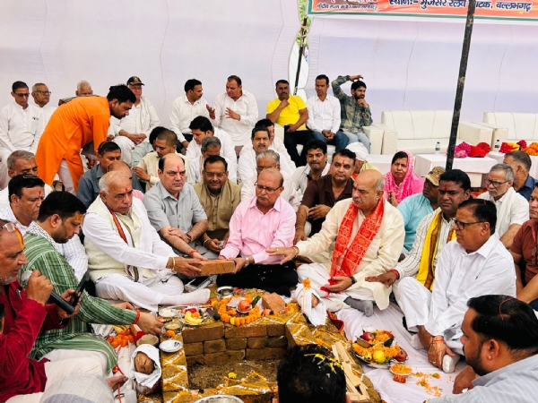 मुजेसर अंडरपास के निर्माण को लेकर भूमि पूजन करते मूलचंद शर्मा व अन्य गणमान्य लोग मुजेसर अंडरपास के निर्माण को लेकर भूमि पूजन करते मूलचंद शर्मा व अन्य गणमान्य लोग