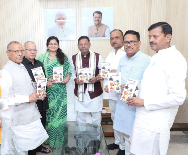 पुस्तक विमोचन कार्यक्रम में उपस्थित केंद्रीय वित्त राज्य मंत्री व प्रदेश अध्यक्ष पंकज चौधरी व अन्य।