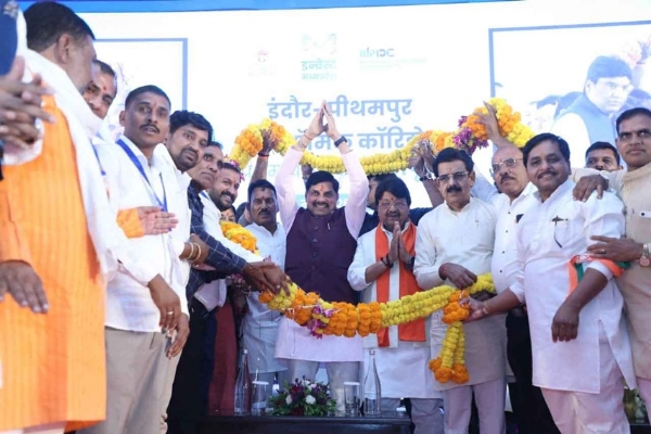 मुख्यमंत्री डॉ. मोहन यादव का इंदौर-पीथमपुर इकोनॉमिक कॉरिडोर के भूमि-पूजन समारोह में ग़जमाला से स्वागत किया गया