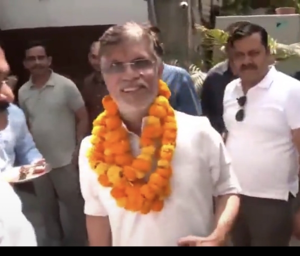 नई दिल्ली स्थित इंदिरा भवन में कांग्रेस नेता पवन खेड़ा का स्वागत करते पार्टी कार्यकर्ता