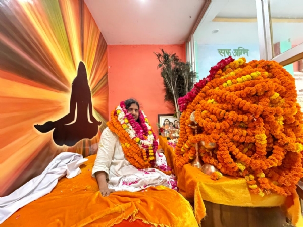 घुघुलपुर जमुई में श्री दादा बाबा जन कल्याण न्यास के द्वारा आयोजित महायज्ञ में आहुति देते श्रीदादा बाबा सर्वेश कुमार सिंह व अन्य।