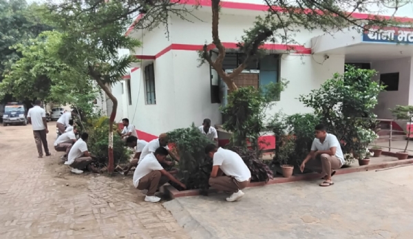 फोटो श्रमदान करते पुलिसकर्मी