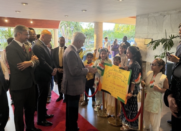 किंग्स्टन में विदेश मंत्री डॉ. एस. जयशंकर का भारतीय मूल के बच्चों के साथ स्वागत के दौरान संवाद करते हुए दृश्य