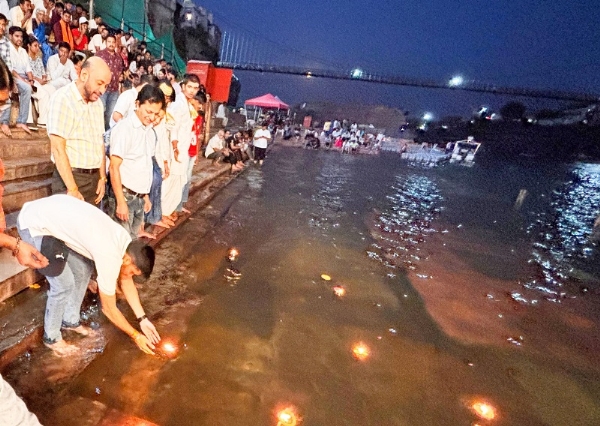 ओंकारेश्वर में नर्मदा नदी में दीपदान की तस्वीर