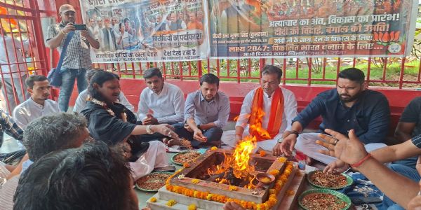 पश्चिम-बङ्गाल-निर्वाचन-परिणामेभ्यः पूर्वं भाजपा-कार्यकर्तारः काशी-नगरे पूजापाठ-हवनादिकं कुर्वन्ति