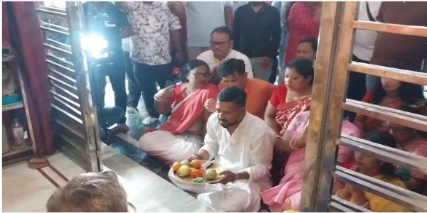 बीजेपीप्रत्याशी शंकर घोषो मंदिरे अकरोत् पूजां, ‘नवबंगालस्य’ कामना