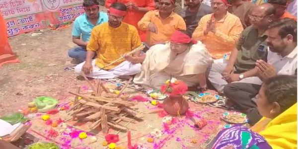 भाजपा-प्रत्याशिनी शिखा-चटर्जी यज्ञं कृतवती, विजयस्य कामनां च कृतवती