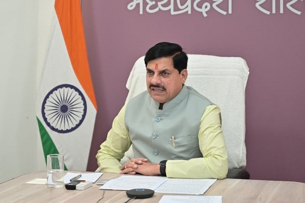 मुख्यमंत्री डॉ. मोहन यादव अपने निवास से वर्चुअली संवाद करते हुए
