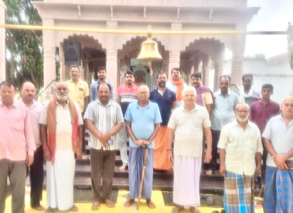 बैठक के दौरान उपस्थित सुशील उपाध्याय और अन्य ग्रामीण लोग