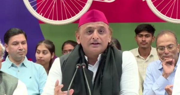 सपा अध्यक्ष अखिलेश यादव बोलते हुए